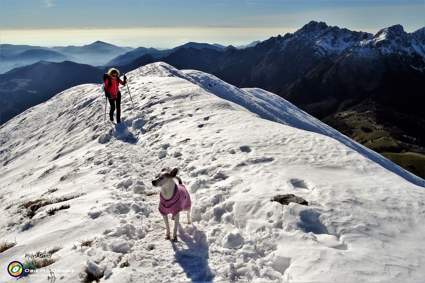 35 ...sulla cresta innevata per Cima Grem.JPG -                                